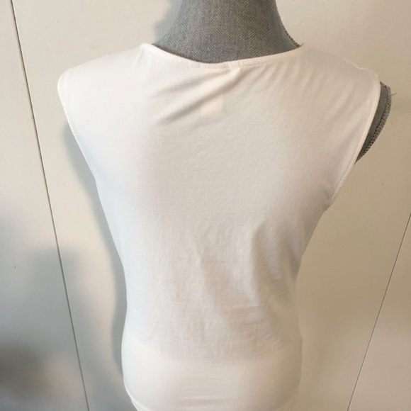 🕙 BASIC BRAND WHITE V SLEEVLESS TOP SIZE MEDIUM - Picture 4 of 8